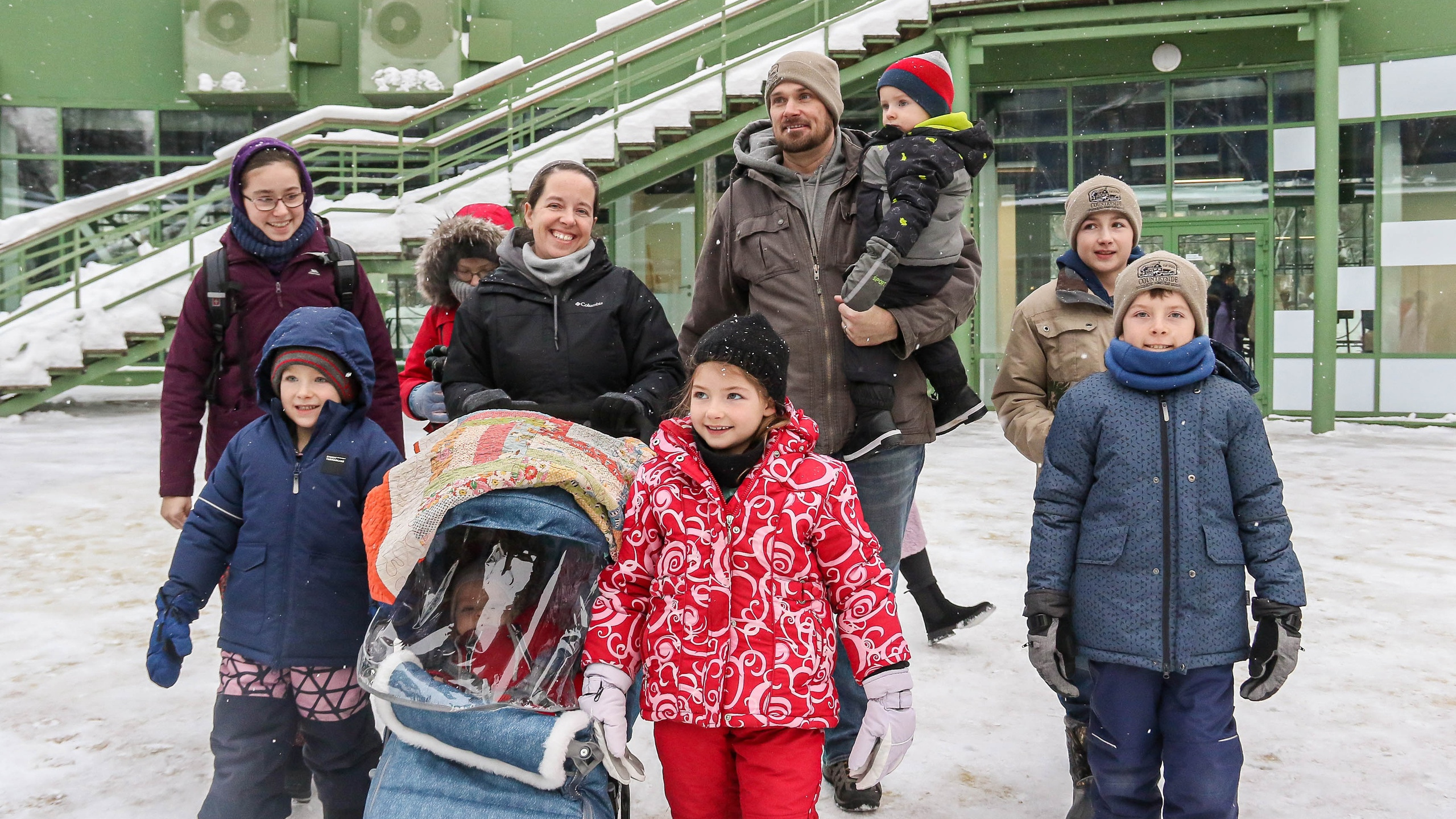 «Подумали, что мы сумасшедшие». История семьи из Канады с 8 детьми, рискнувшей переехать в Россию