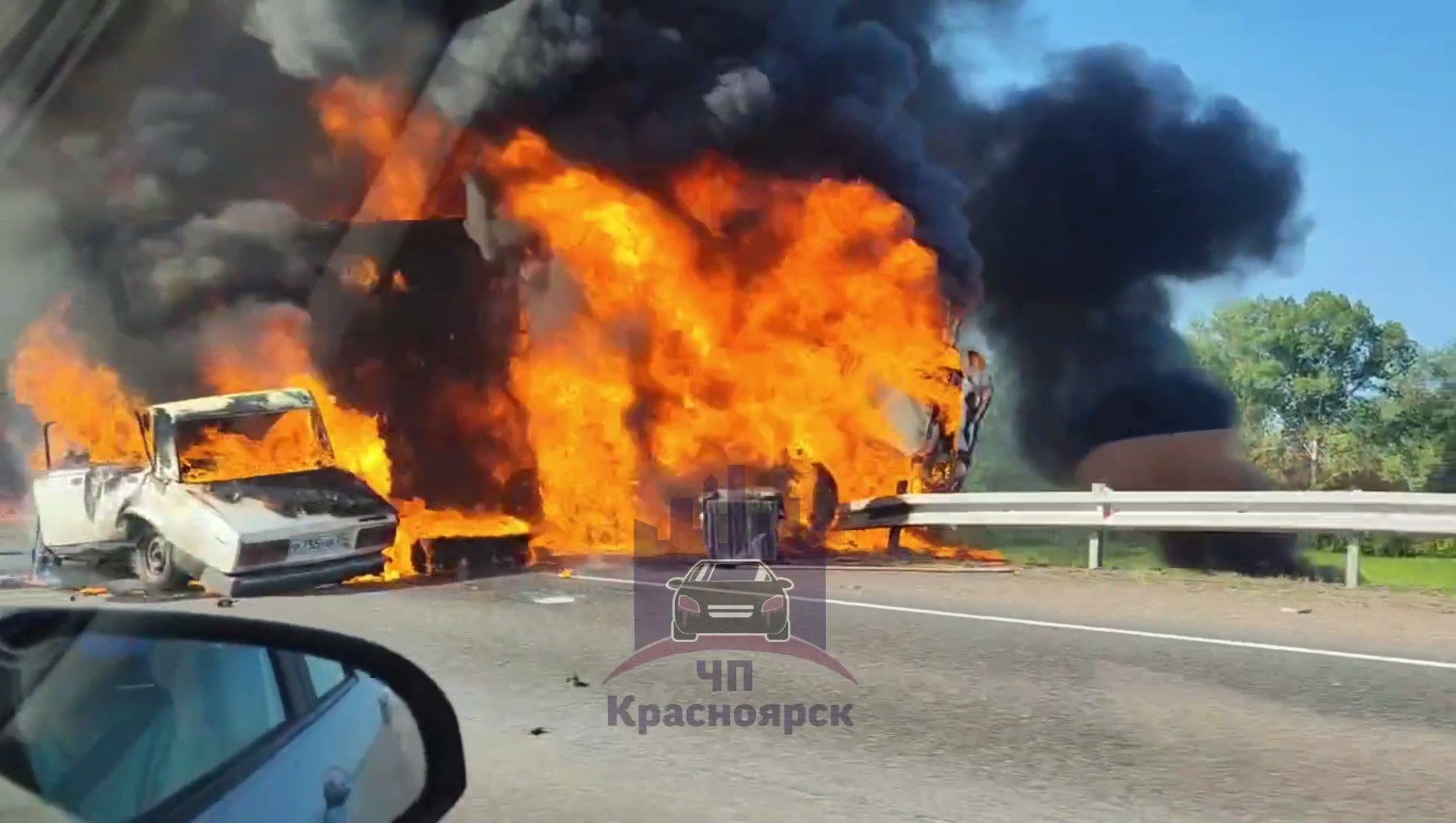 Два грузовика и «Жигули» полыхают на Глубоком обходе Красноярска. Трассу сковала серьезная пробка