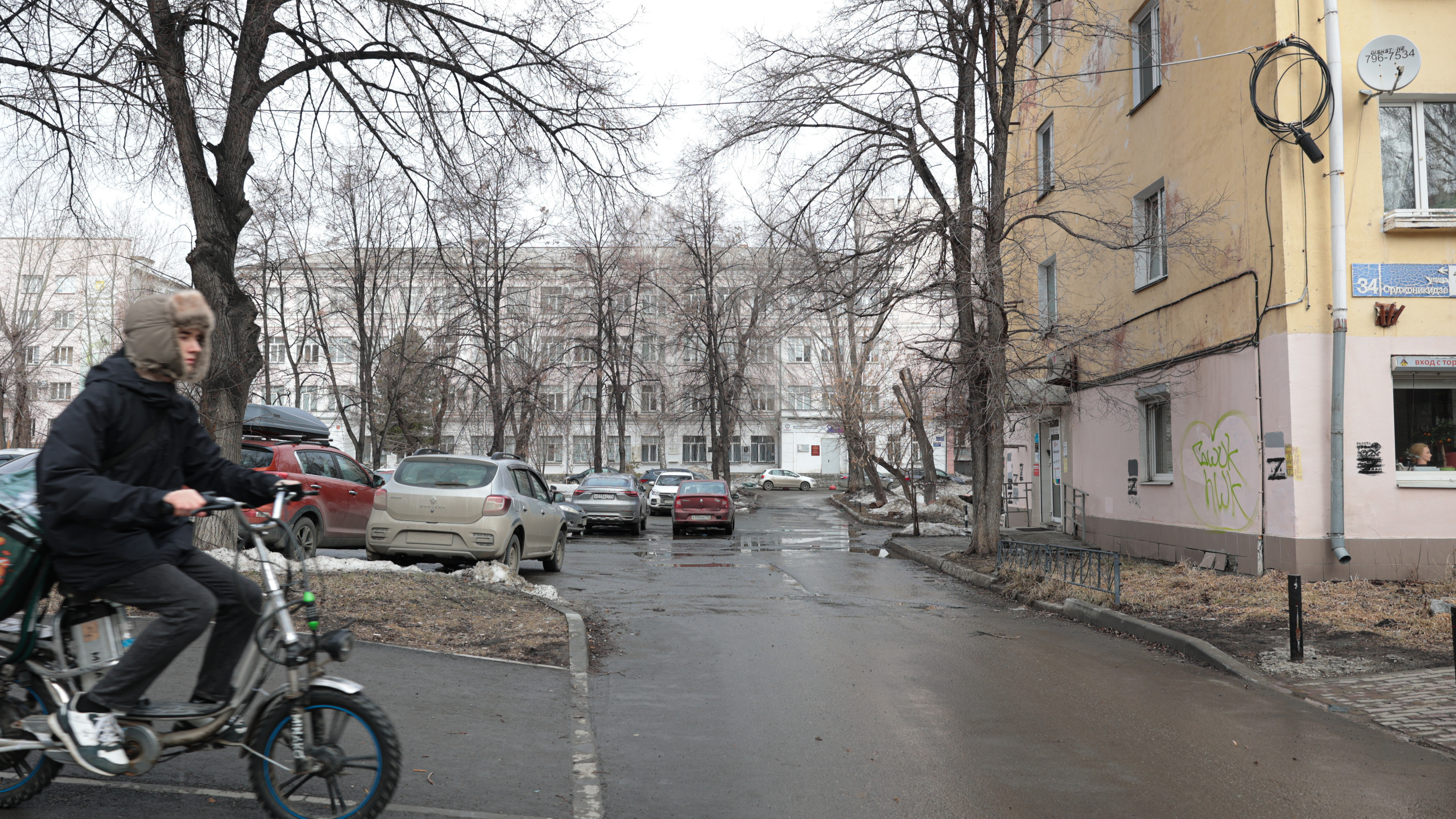 «90-е возвращаются?» Жителей центра Челябинска насторожили похожие на стройку работы вплотную к старым домам