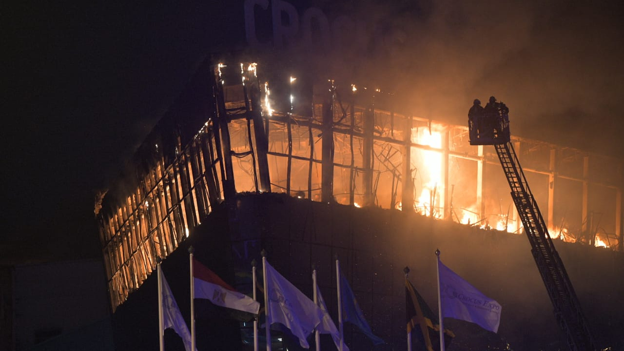 «Последние этажи выгорели полностью»: часть Crocus City Hall рухнула после теракта