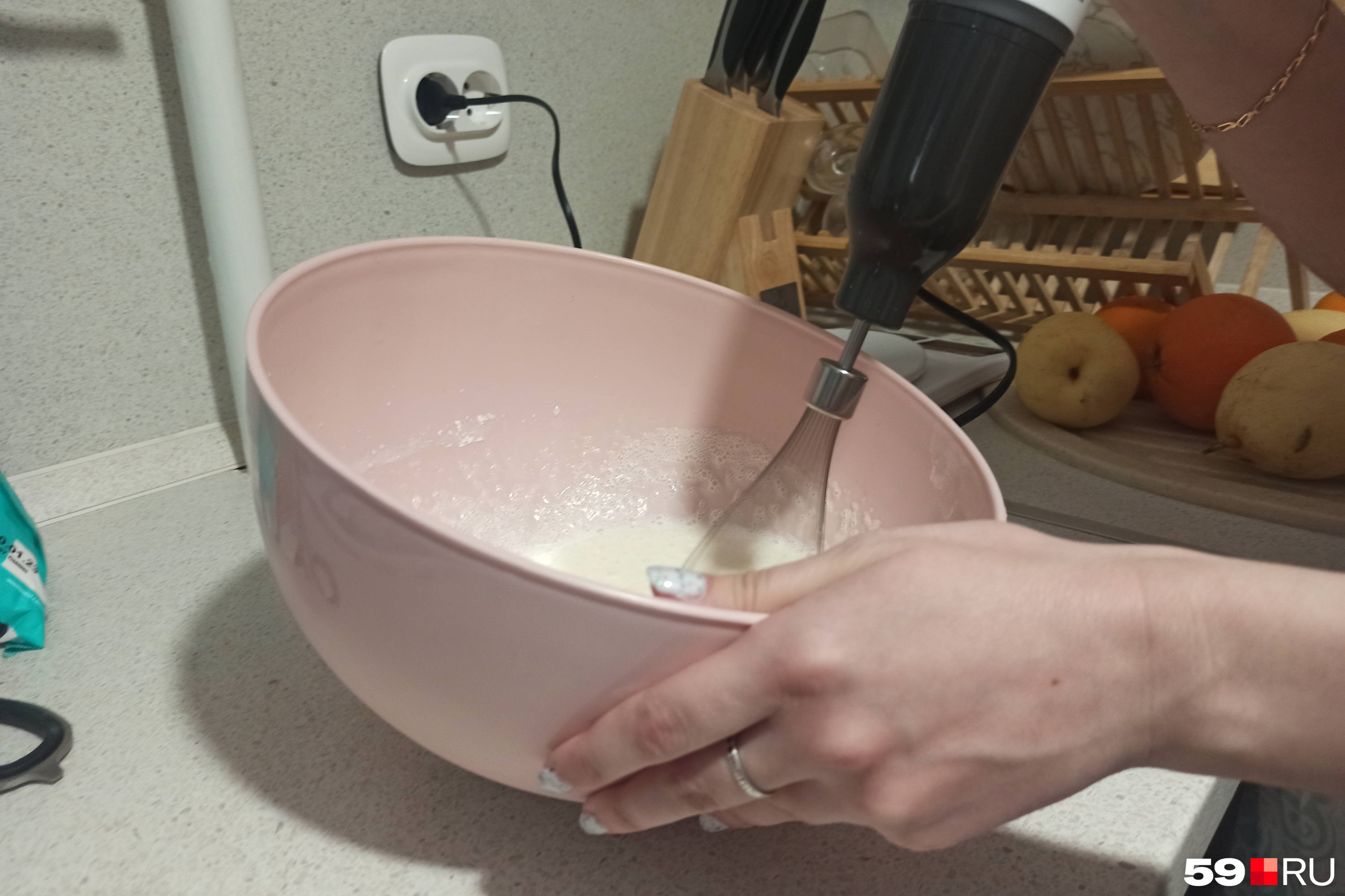 Взбиваем миксером сливки с пудрой, тарелку можно наклонить, чтобы масса скапливалась в одном месте и ее было удобнее взбивать