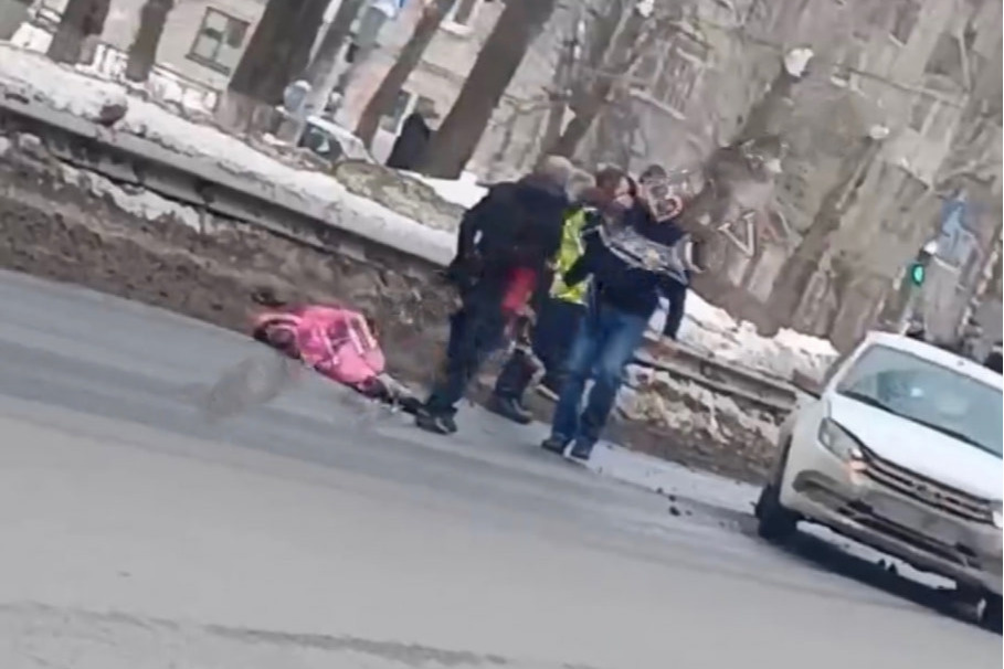 В Сормовском районе легковушка сбила двух маленьких девочек