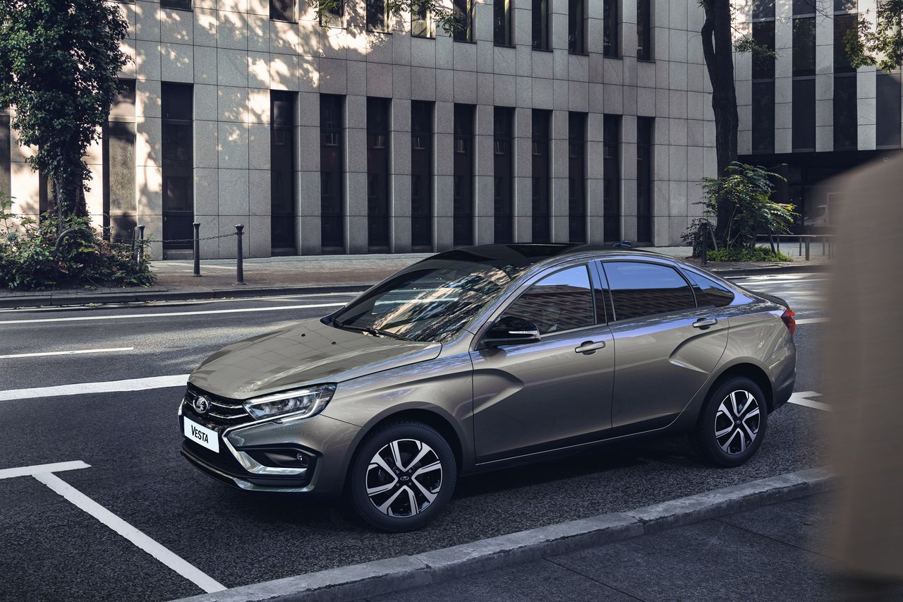 Седан Lada Vesta в средней комплектации Life c 16-клапанным мотором (106 л. с.) обойдется в 1,401 миллиона рублей. В комплектации две подушки безопасности, кондиционер, АБС, мультимедийная система, подогрев сидений, усилитель руля