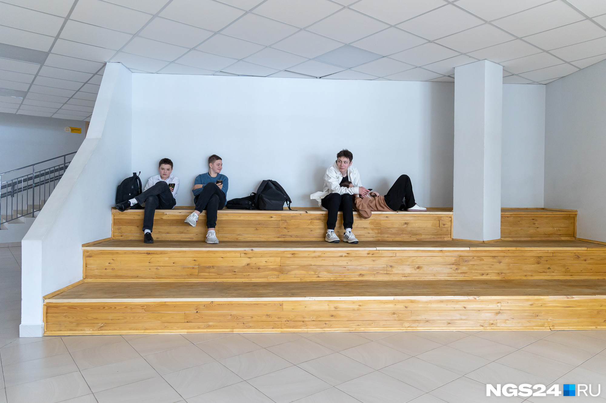 В коридорах пока пусто, но есть уютные уголки В коридорах пока пусто, но есть уютные уголки