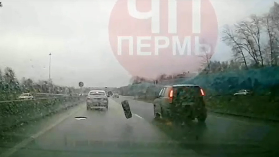 У машины на ходу отлетело колесо в Перми: видео