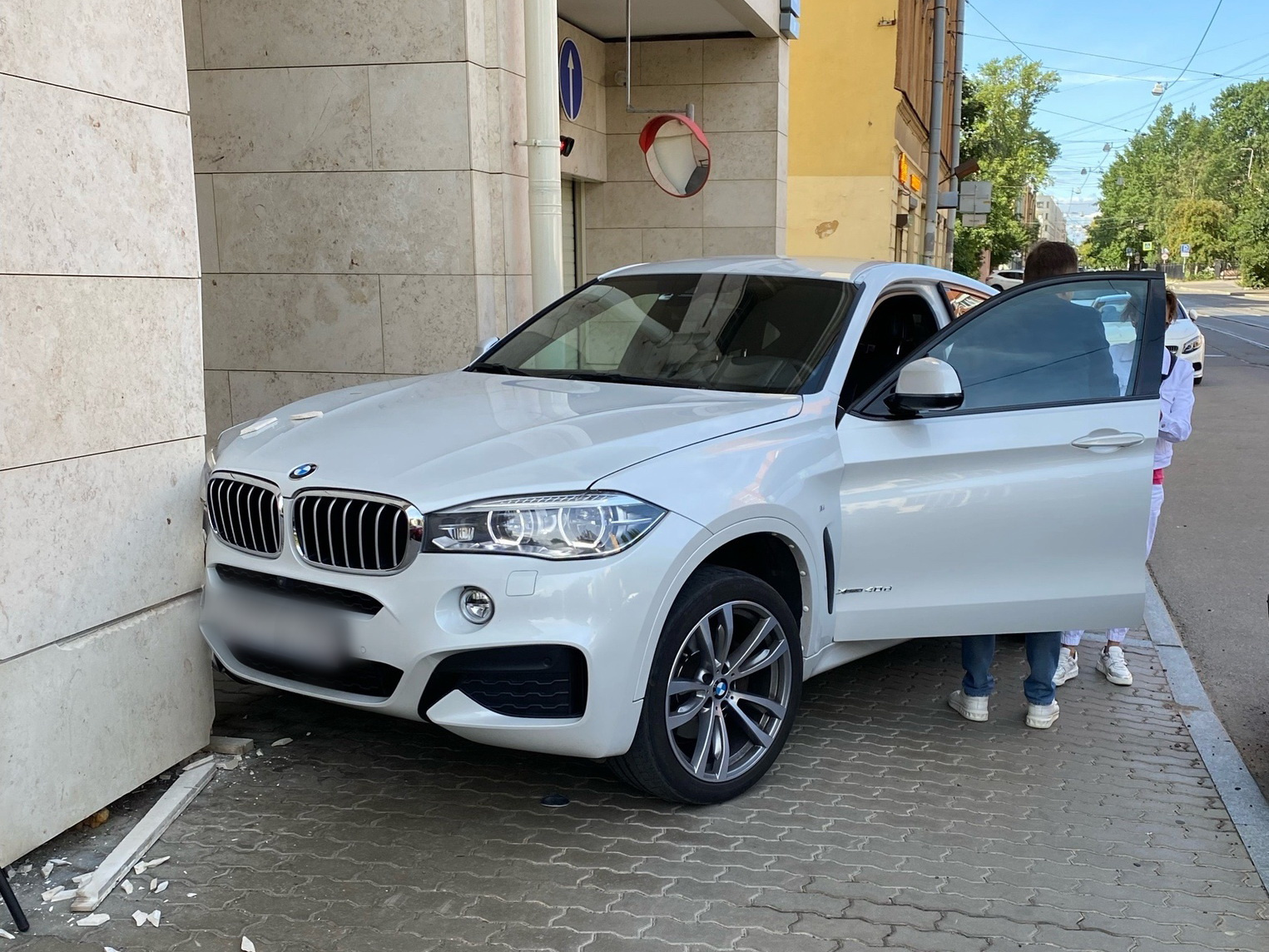 BMW известного блогера въехал в дом на улице Мира | 21.07.2023 |  Санкт-Петербург - БезФормата