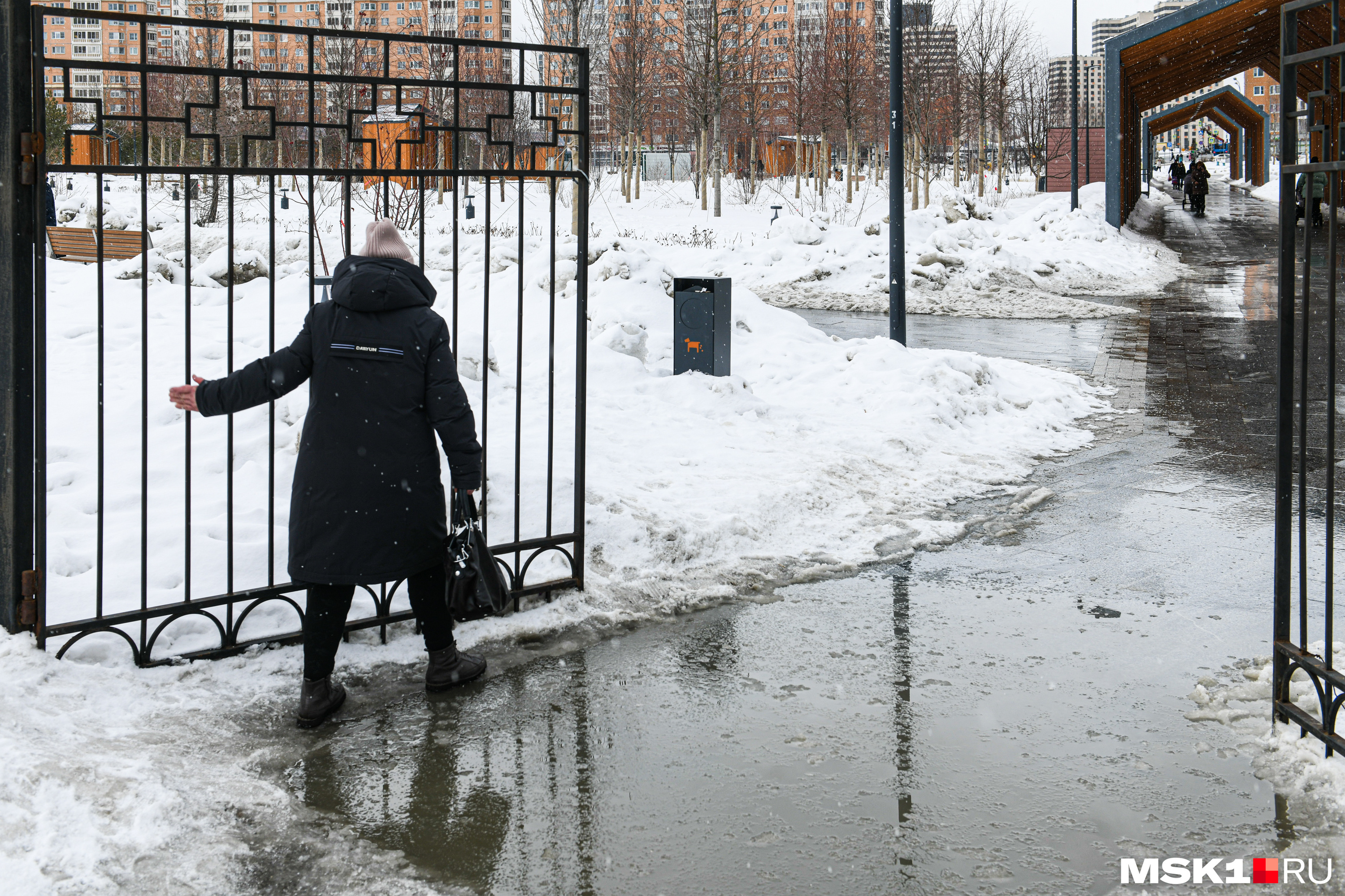 Чтобы пройти в парк, надо преодолеть огромную лужу Чтобы пройти в парк, надо преодолеть огромную лужу