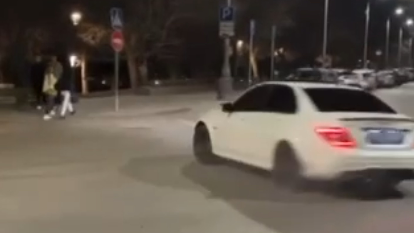 «ДПС у нас в городе есть?»: дрифтующий Mercedes в центре Волгограда сняли на видео