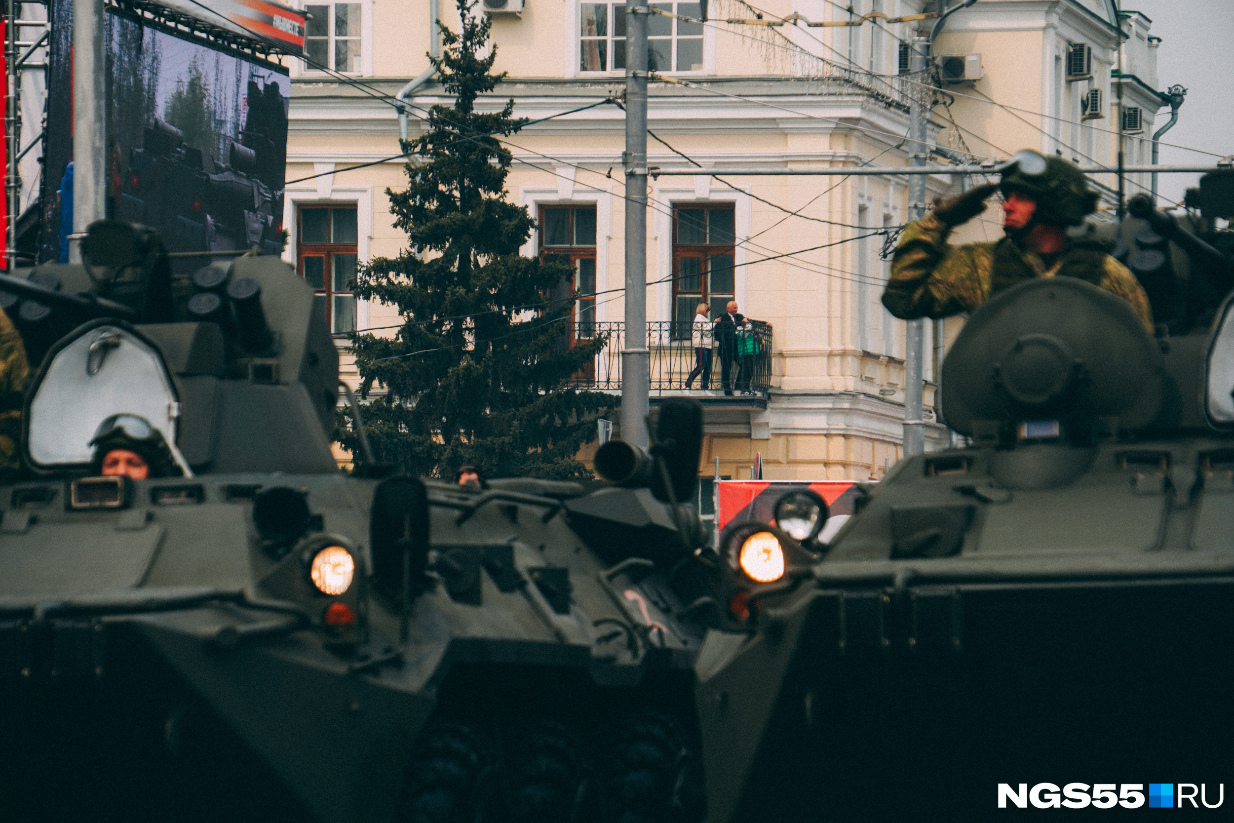 Балкон здания Минсельхоза стал своеобразной VIP-ложей Балкон здания Минсельхоза стал своеобразной VIP-ложей