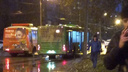 «Сломанная рука натурально повисла»: автобус в Челябинске резко затормозил на остановке, двух женщин увезли в больницу