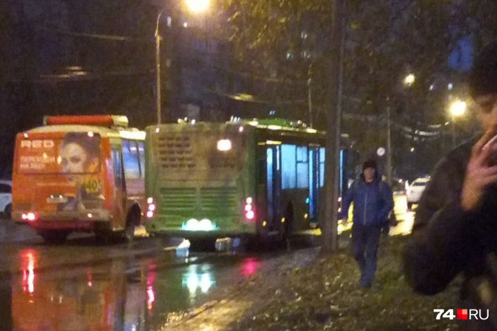 Автобус № 64 резко затормозил на остановке, пострадали две пенсионерки ...