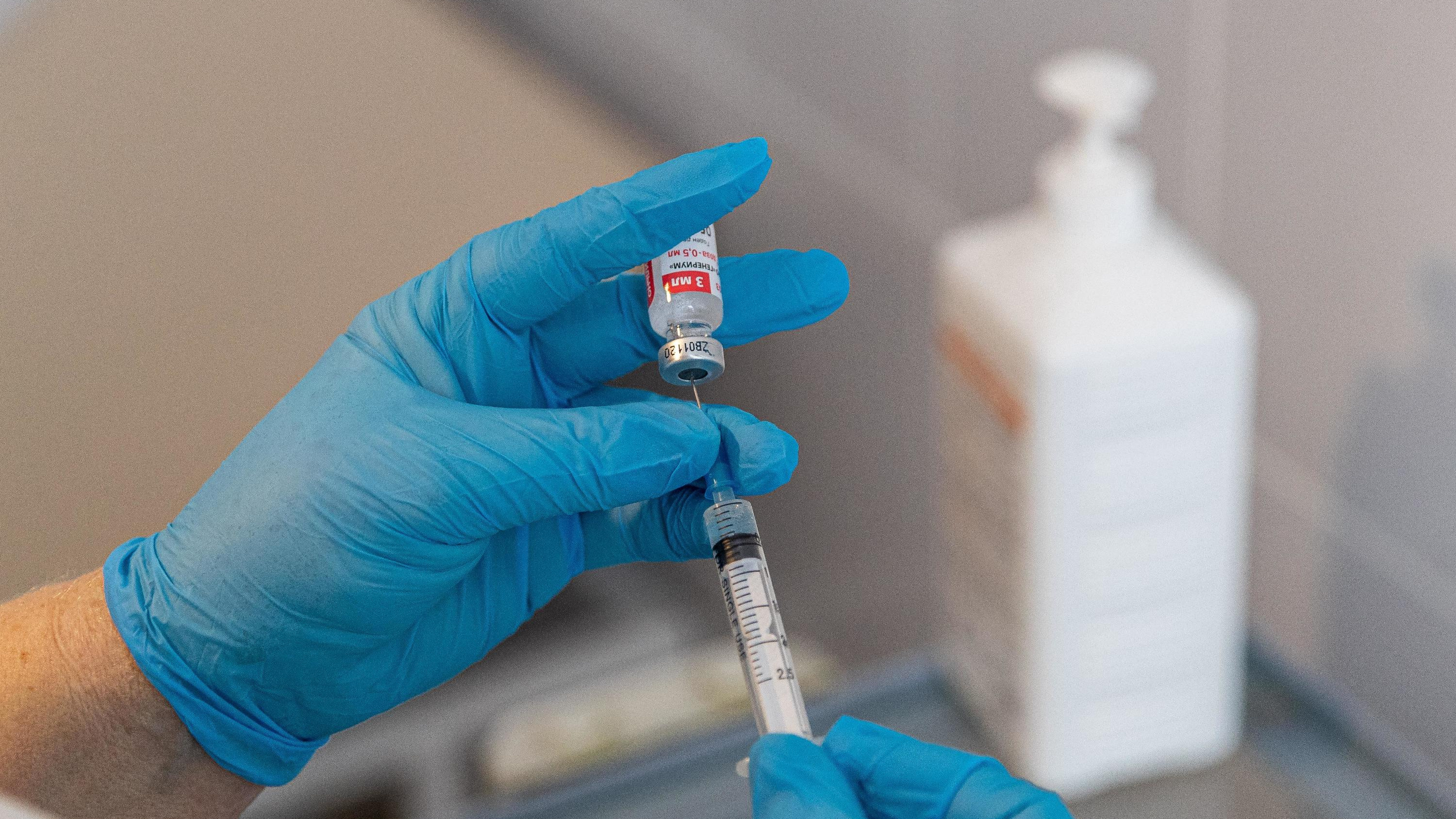 Россияне остались без вакцины от ковида. Микробиолог Гинцбург заявил, что «Спутник V» перестал защищать от новых штаммов