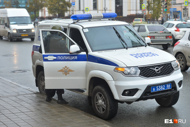 В Екатеринбург тайно привезли около тысячи полицейских. Рассказываем, откуда их взяли и для чего