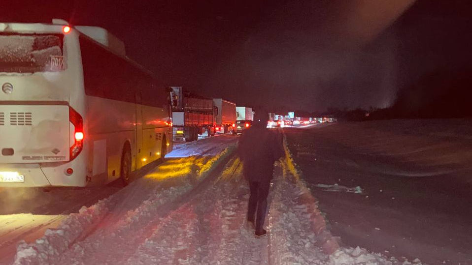 Восемь часов в пробке: истории людей, застрявших в снегопад на трассе М-4 под Ростовом