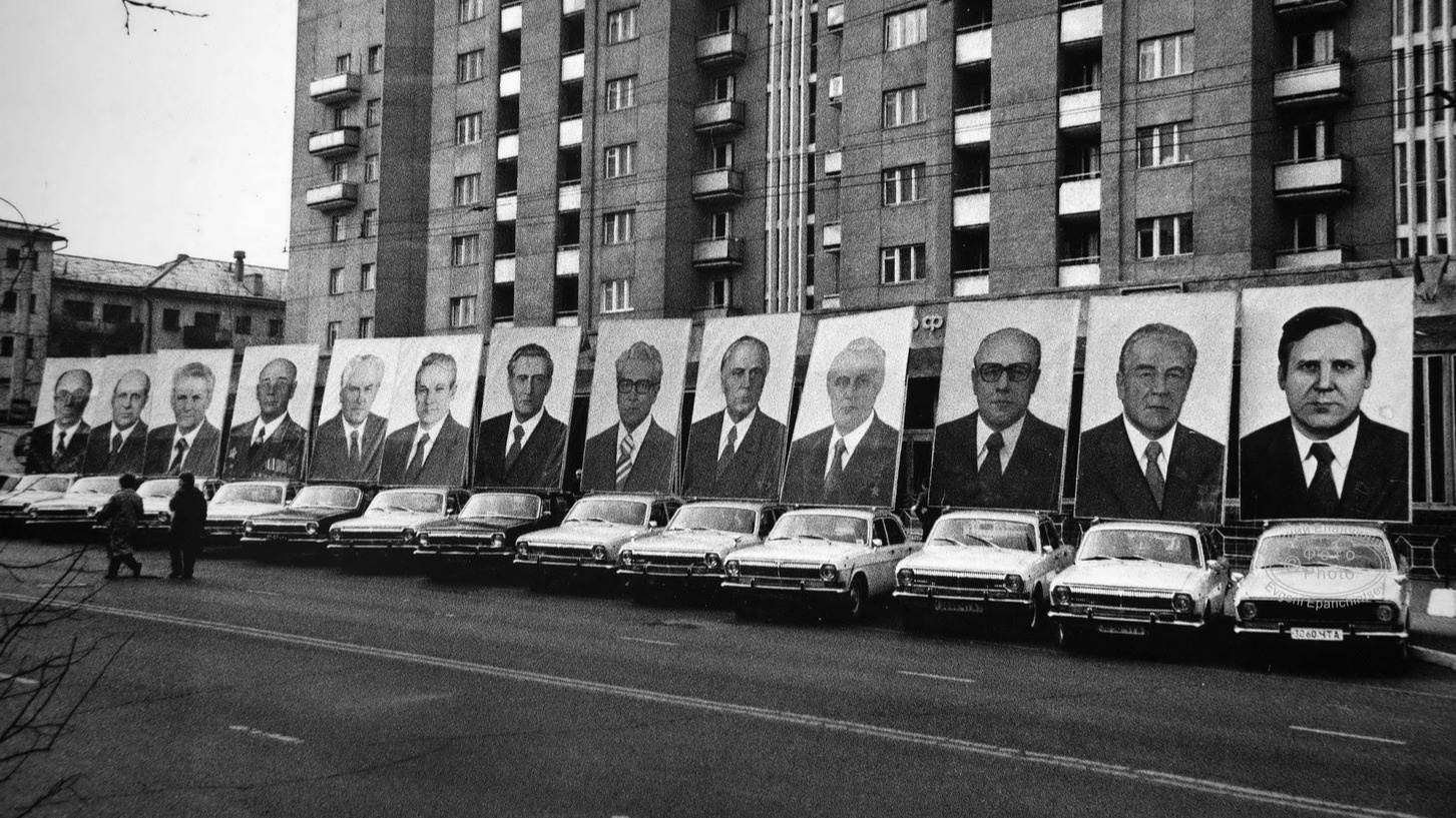 Гигантские портреты членов Политбюро вывозили на демонстрациях в Чите. Смотрите редкие фото