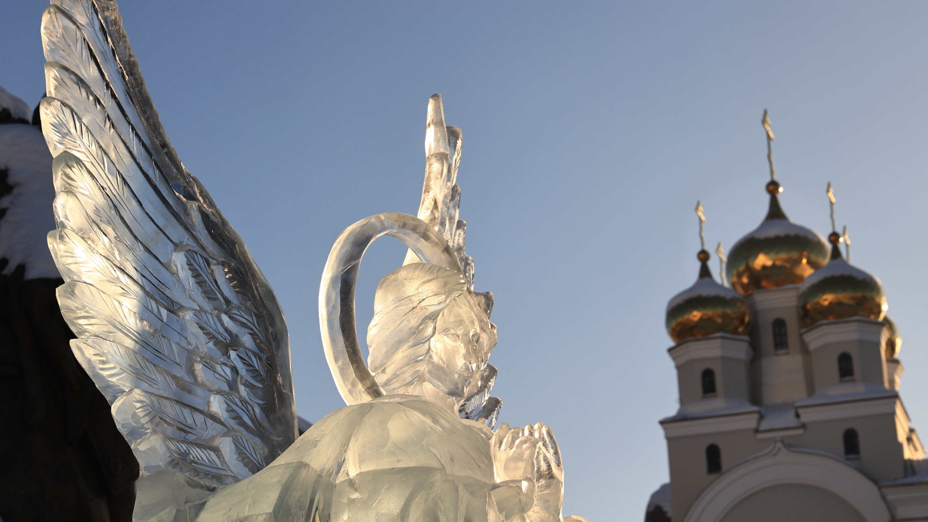 Десятки человек приехали в Екатеринбург, чтобы сделать скульптуры изо льда: показываем их невероятные творения