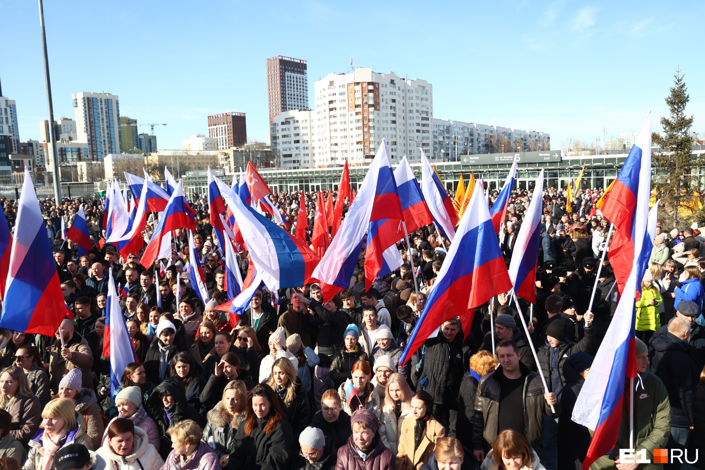 В центре Екатеринбурга собрались тысячи митингующих. К ним вышли випы и фальшивый Шаман