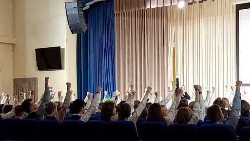 «Уезжайте отсюда! Ясно, нет?»: редакции 116.RU угрожают из-за публикации о детях, вскидывающих руку под песню «Я русский»
