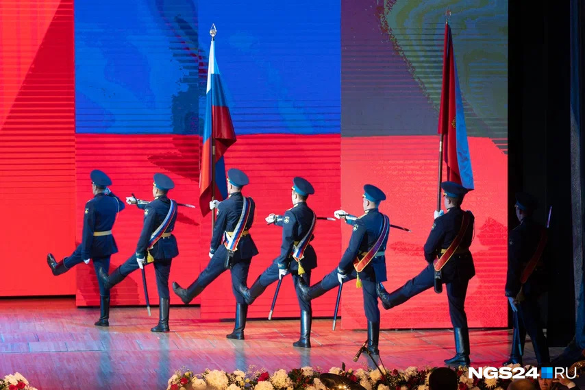 На сцену выносят знамена На сцену выносят знамена