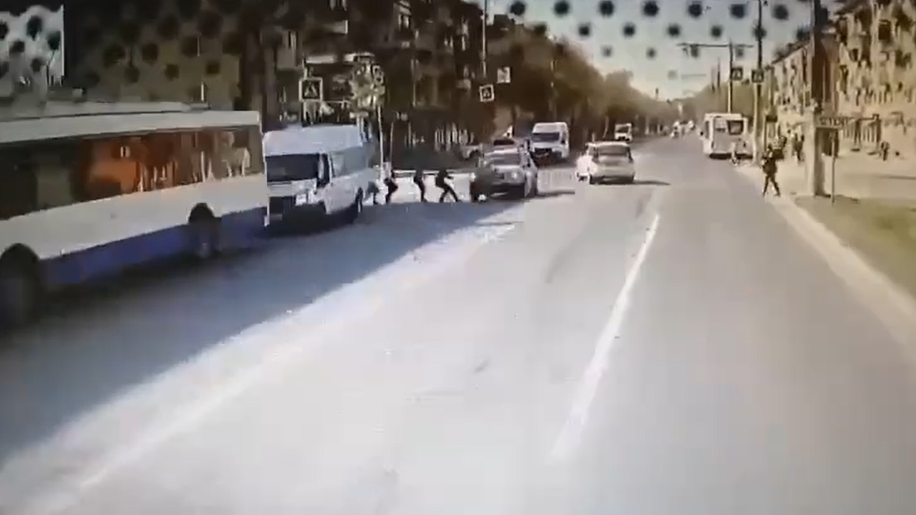 «Двоих подмяло под машину»: в Волгограде появилось еще одно видео страшной аварии на Горном поселке