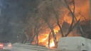 «Загорелось здание»: в Новосибирске вспыхнул пожар у Ордынского шоссе