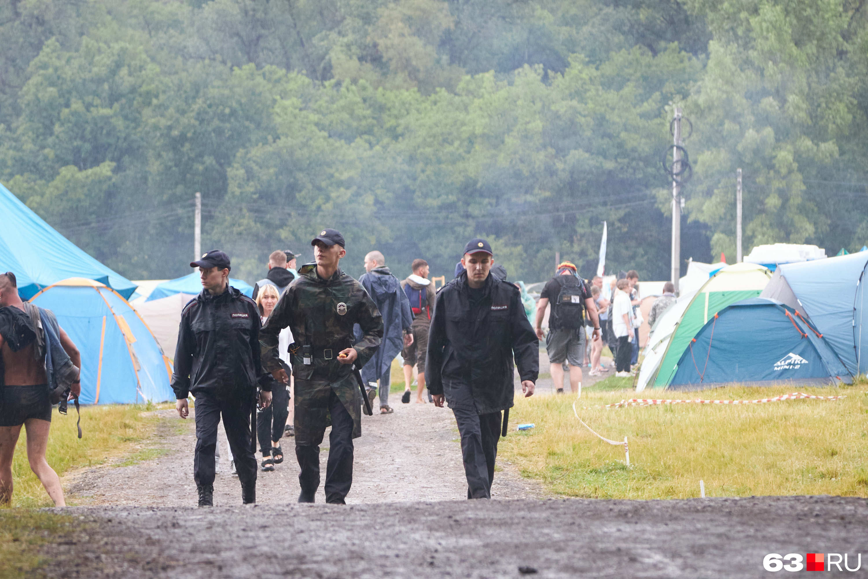 Палаточные лагеря патрулировали полицейские