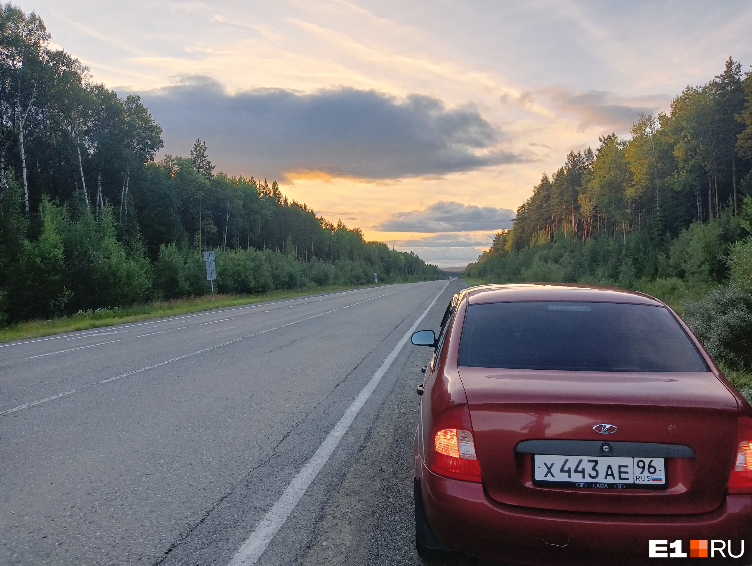 «Чуть нас не угробил». На свердловской трассе лихач на Hyundai окатил щебнем чужую машину и повредил ее