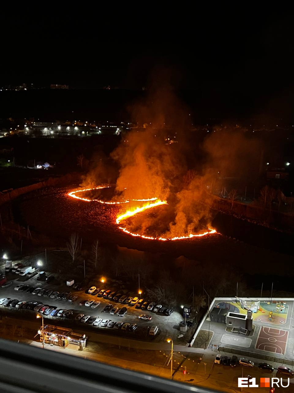 В Екатеринбурге горит Исеть — на поверхности реки появились два больших огненных круга