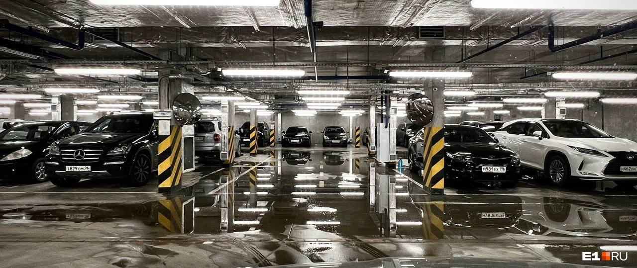 «Скоро вся вода Верх-Исетского пруда уйдет сюда». В подземном паркинге нового ЖК залило элитные машины
