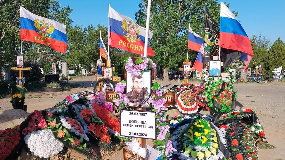 В Волгограде парень с девушкой сорвали флаги и разломали кресты на могилах участников СВО