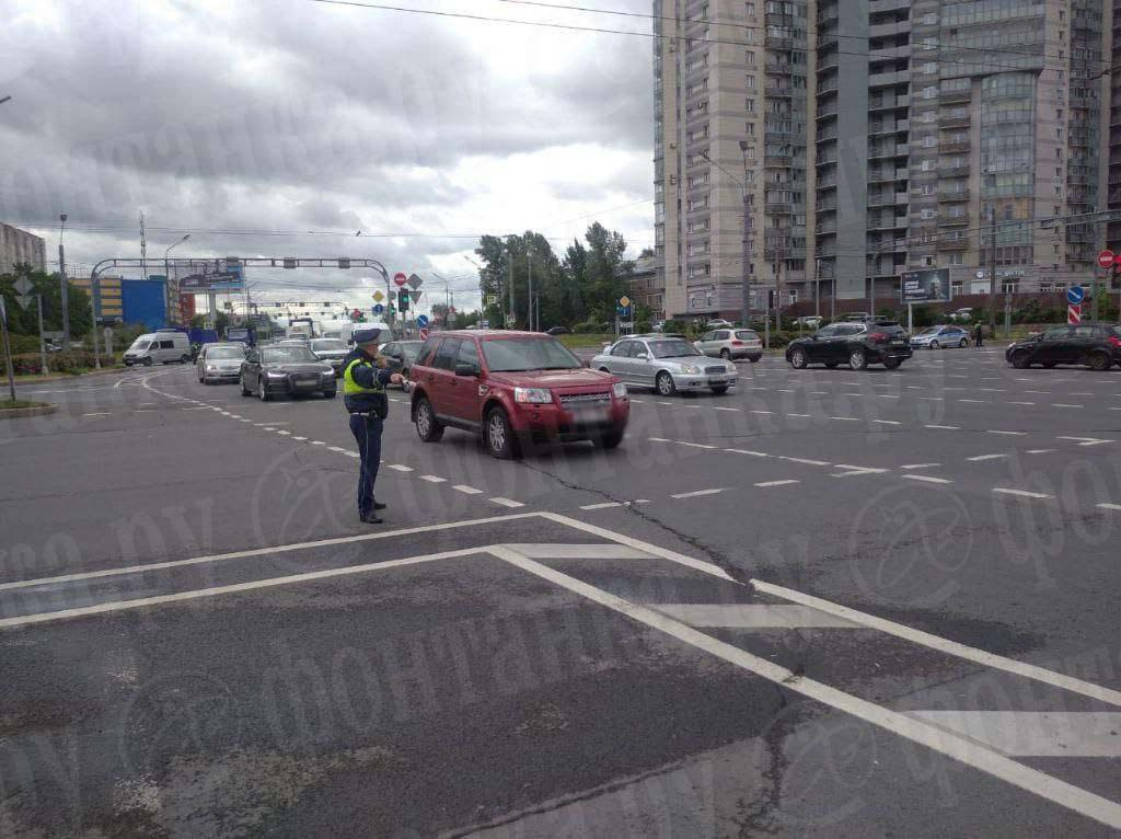 Я пробки разведу руками. Во Фрунзенском районе регулировщики вышли на перекрёстки в честь праздника