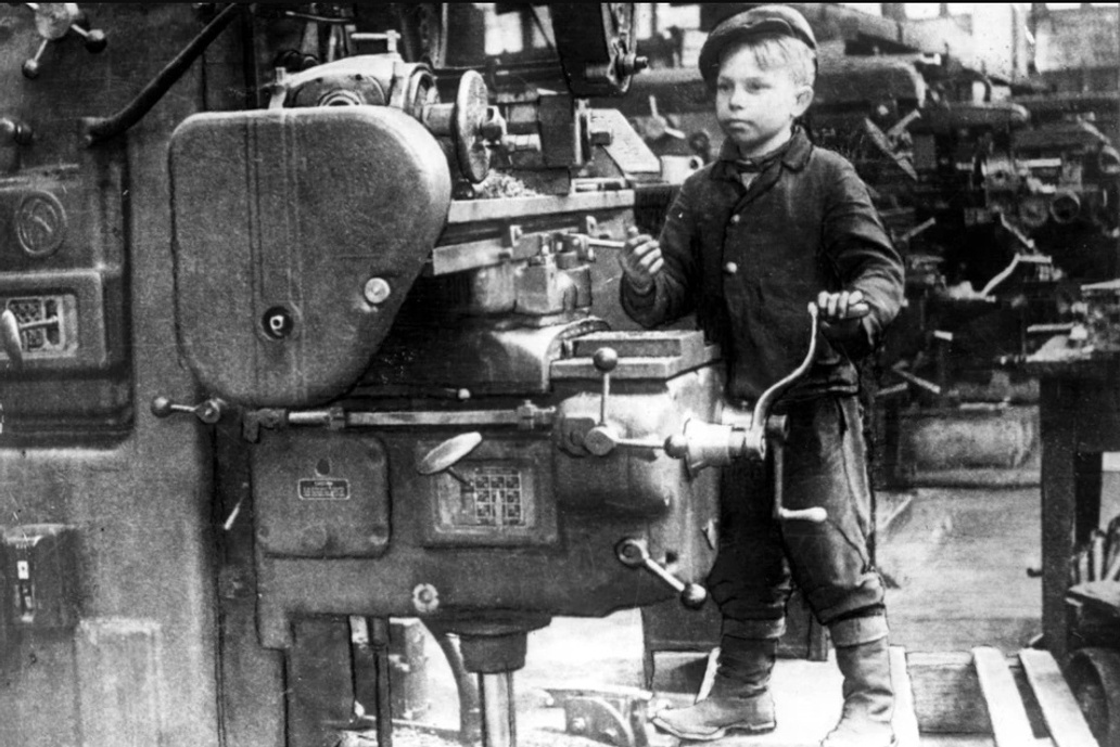 Снимок Вали Кусакина «Мальчик, стоящий на ящике у станка»