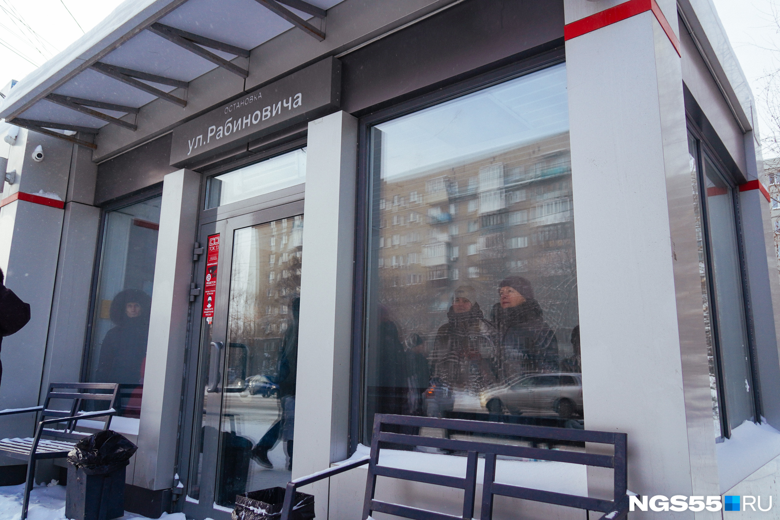 Остановка оборудована теплыми павильонами Остановка оборудована теплыми павильонами