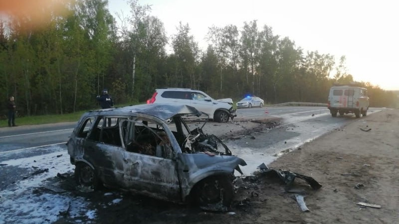 Трое человек погибли на месте: в Ярославской области на трассе столкнулись легковушки