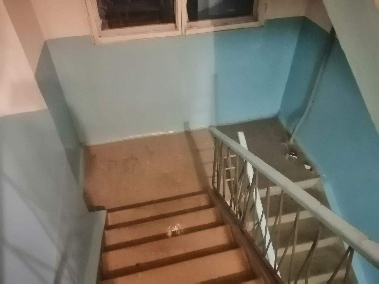 Полиция искала улики не только в квартире, но и на лестничной площадке Полиция искала улики не только в квартире, но и на лестничной площадке