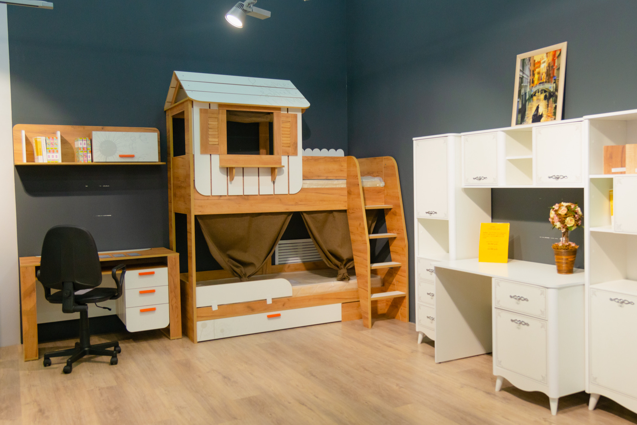 В Family Room есть отделы, где можно найти и готовые решения, и отдельные рабочие столы, ортопедические кровати, шкафы и стеллажи для хранения вещей и игрушек