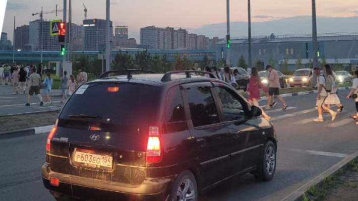 «Стоит патруль, регулировщики»: десятки машин встали в пробку у Октябрьского моста