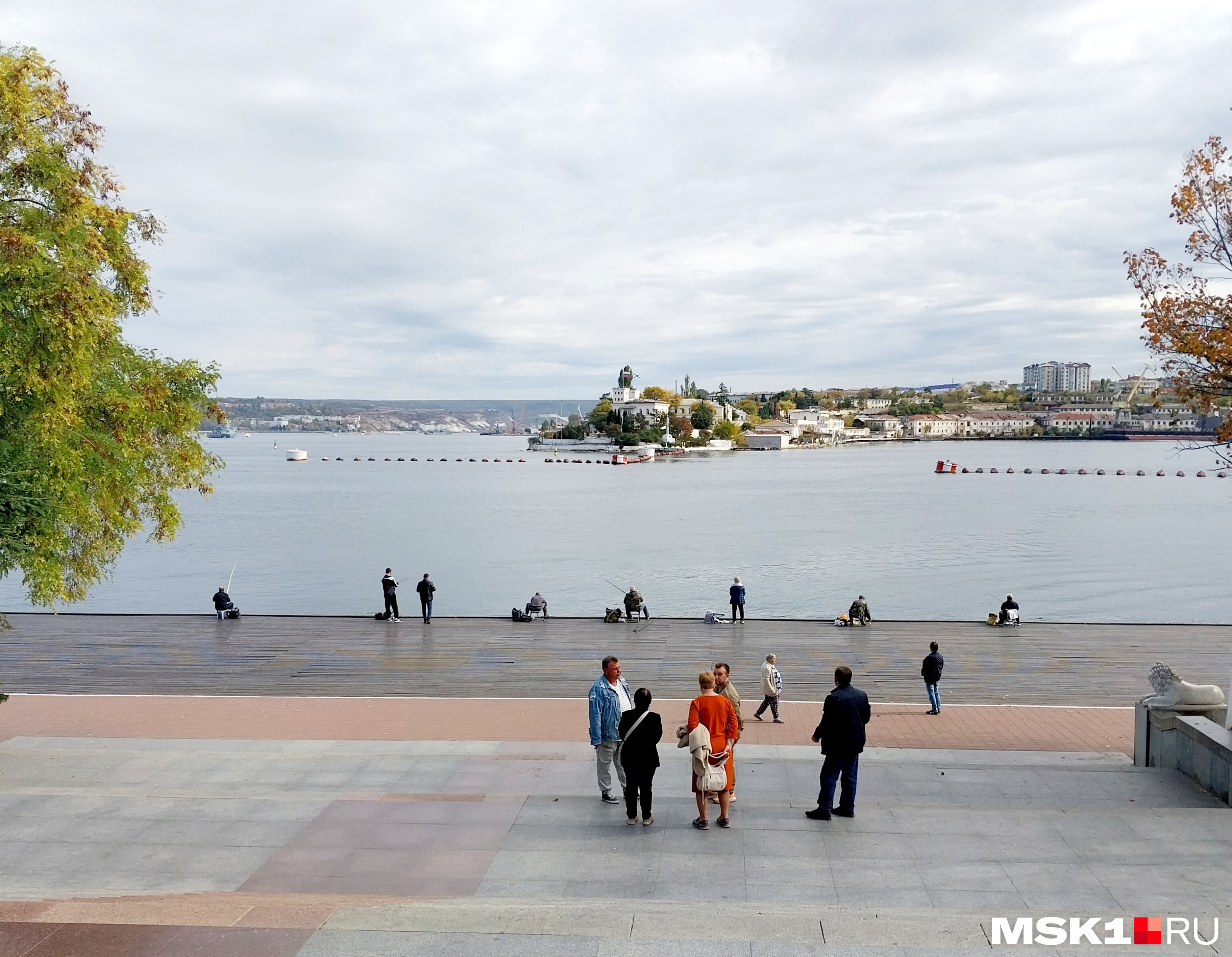 На Графской пристани — рыбаки и туристы, жизнь продолжается, несмотря на постоянные воздушные угрозы