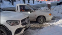 Кучу снега, сваленную на парковку предпринимательницы в Челябинске, убрали лишь спустя неделю
