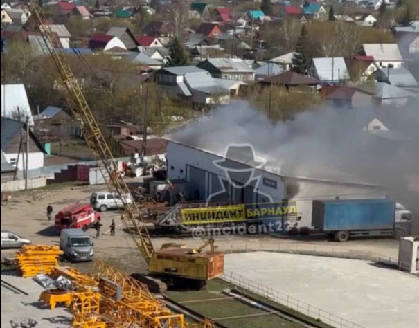 Клубы дыма возле стройки: в Барнауле полыхающий склад сняли на видео