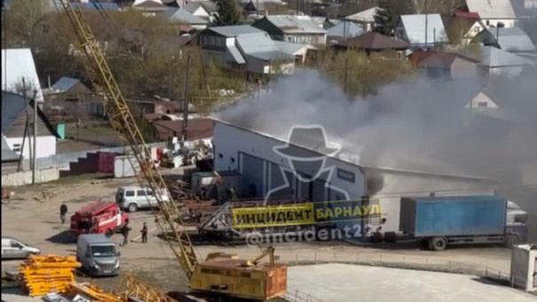 Клубы дыма возле стройки: в Барнауле полыхающий склад сняли на видео