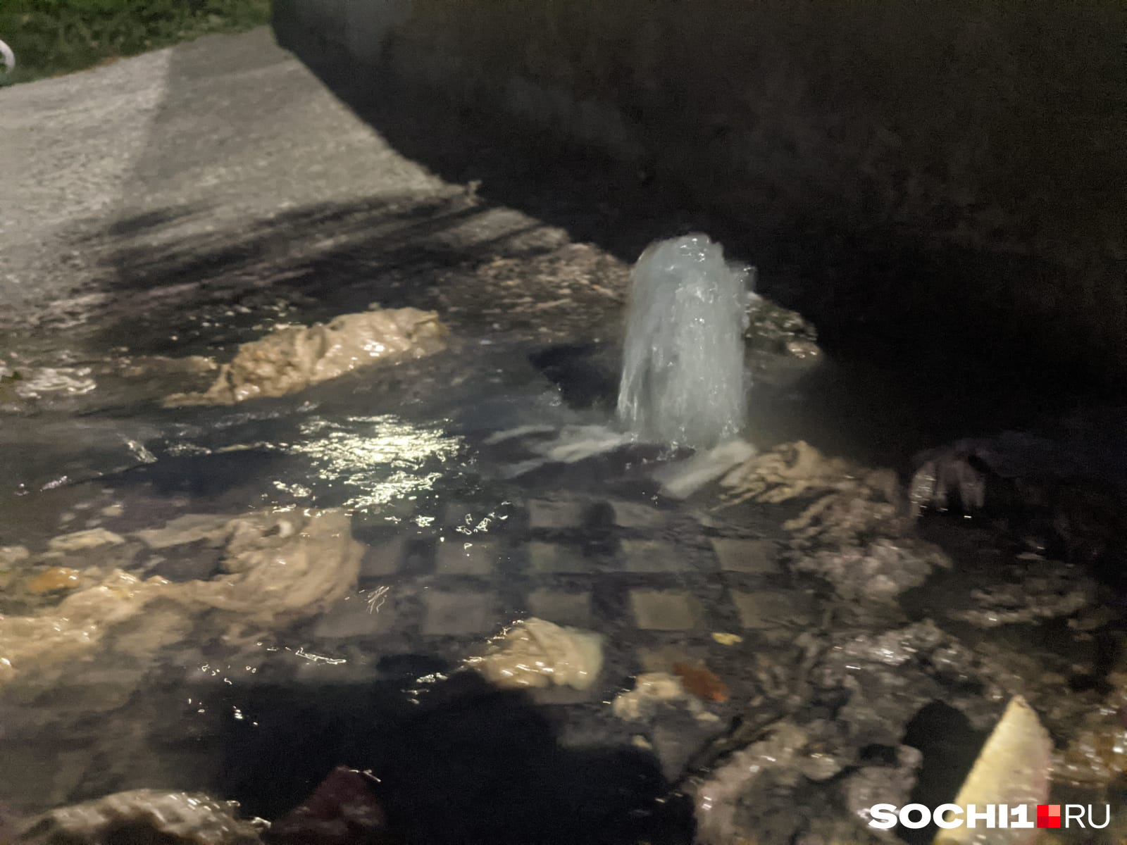 Из канализационного люка бьет фонтан. Это тротуар