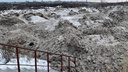В Александровке коммунальщики заблокировали дорогу к остановке снежными глыбами