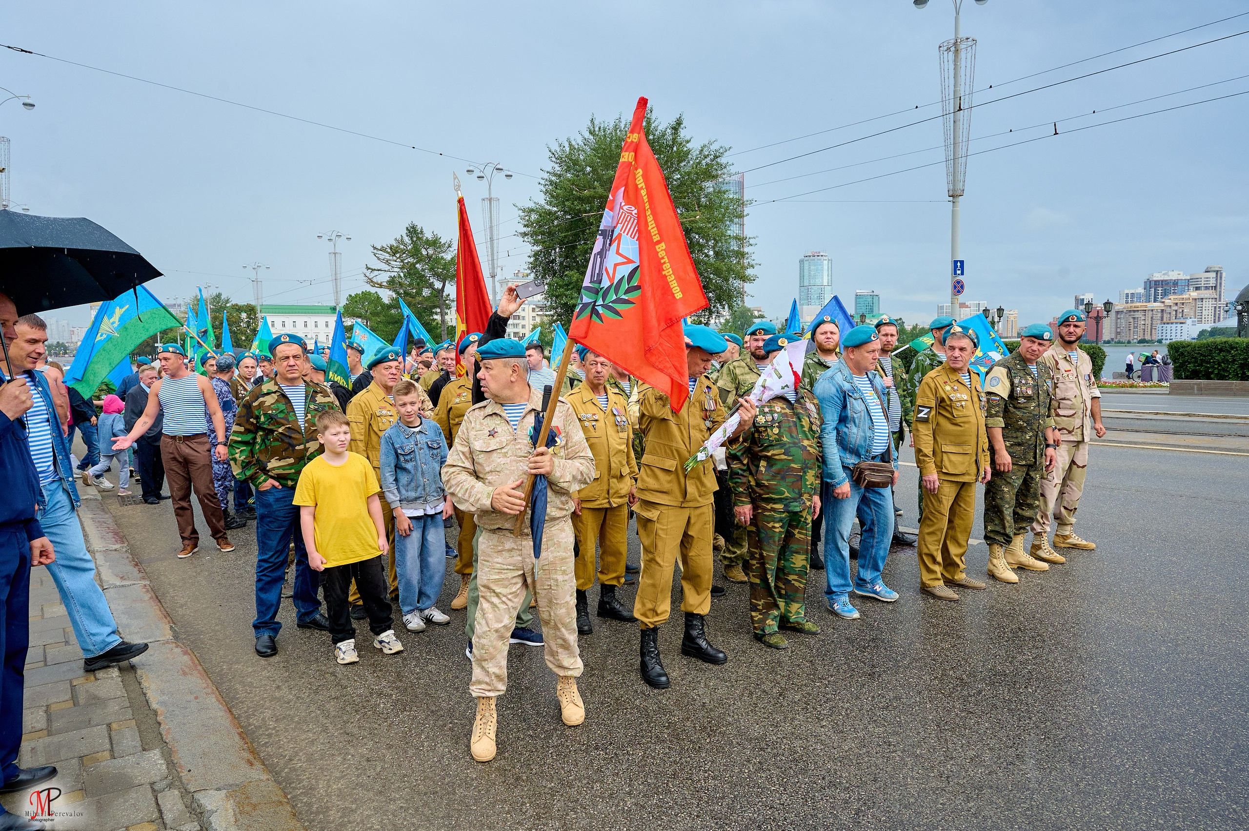 В центре Екатеринбурга с самолета спрыгнули парашютисты. 15 ярких кадров с празднования Дня ВДВ