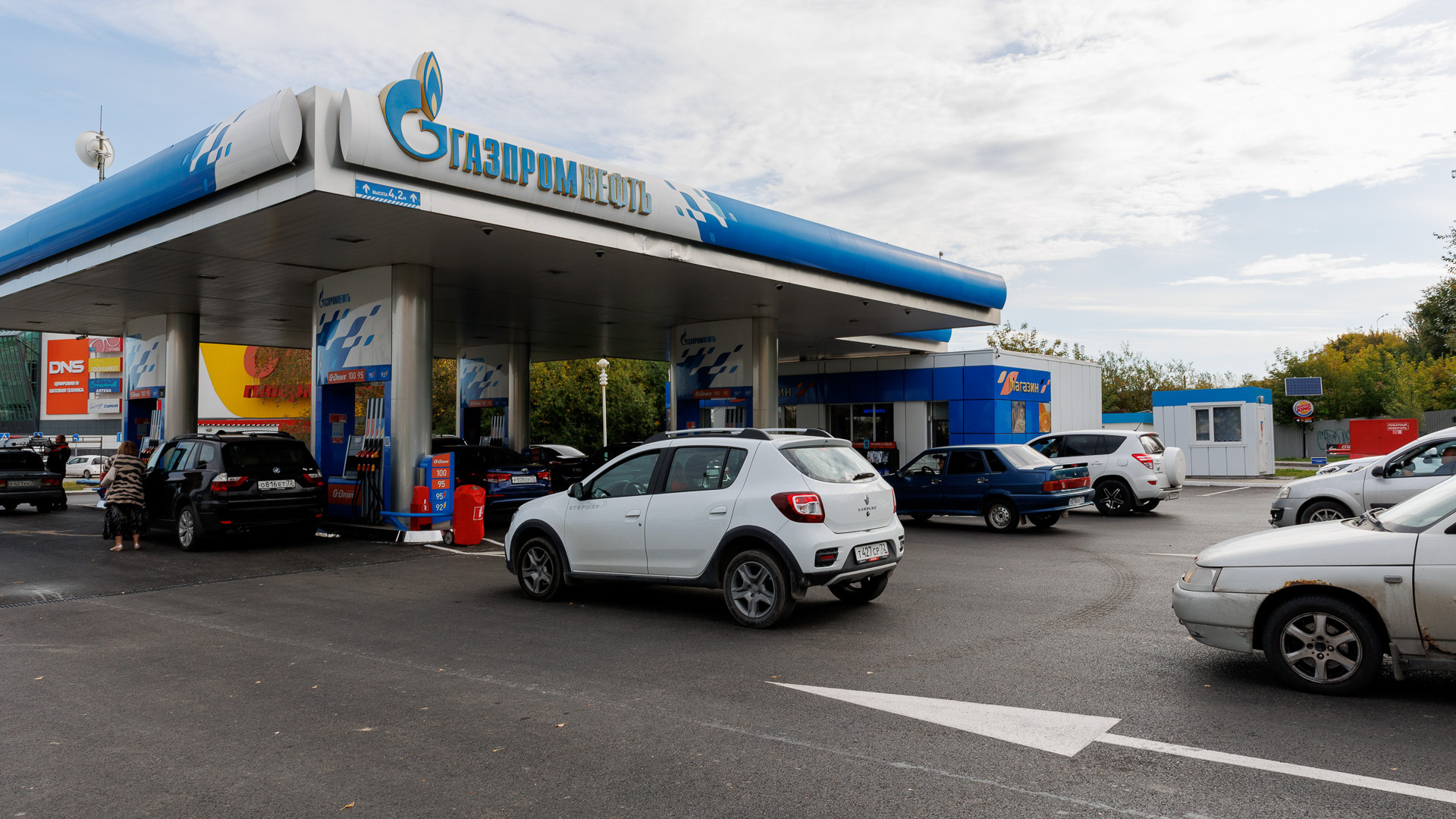 В России вторую неделю подряд дешевеет бензин, но его стало меньше. Что происходит и что будет дальше — разбор