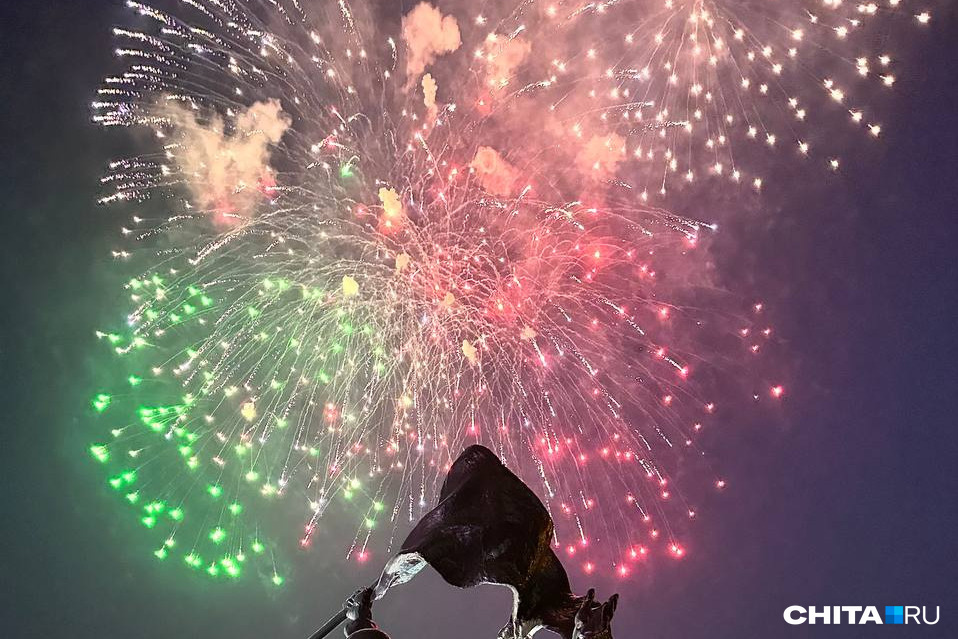 Салют в чите. Салют на площади. Салют в парке Победы. Салют в Москве 2023.