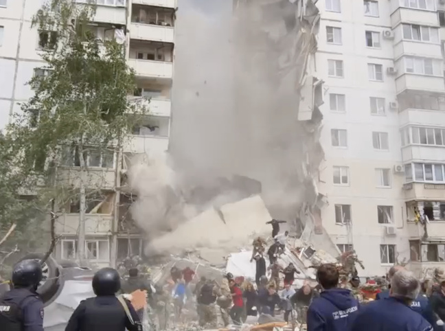 Попал обломок сбитой ракеты: из-за массированной атаки в Белгороде рухнул подъезд — онлайн