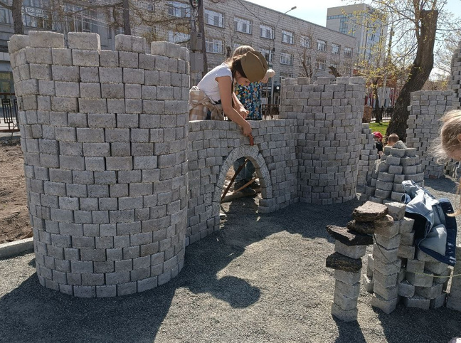 Дети строят из плитки замки в сквере, взрослые поют: как Новосибирск отмечает День Победы — онлайн