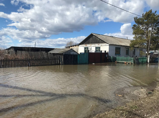 Дома начинает топить, поселения эвакуируют. Второй день паводков в Тюменской области — онлайн