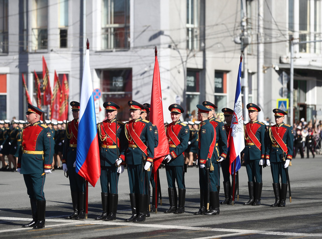Начался парад Победы: Новосибирск празднует 9 Мая — онлайн-трансляция